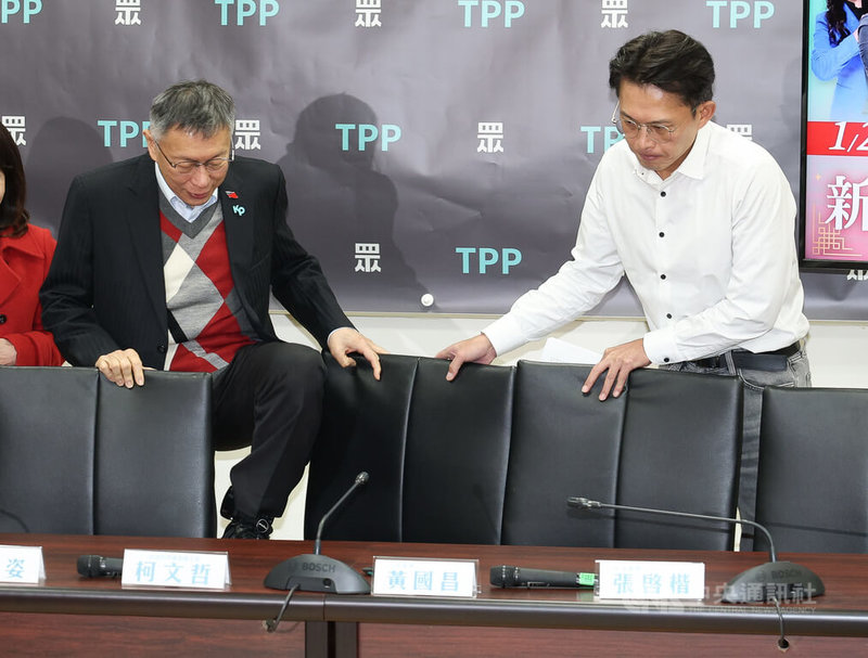 民眾黨立法院黨團2日舉行「新年新氣象 眾人作夥拚」記者會,前民眾黨主席柯文哲(左)與現任黨主席黃國昌(右)出席,兩人準備入座舉行記者會。中央社記者謝佳璋攝 115年1月2日