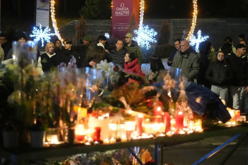 瑞士酒吧大火造成嚴重傷亡，1日民眾點亮燭光對事件表達哀悼。（美聯社）