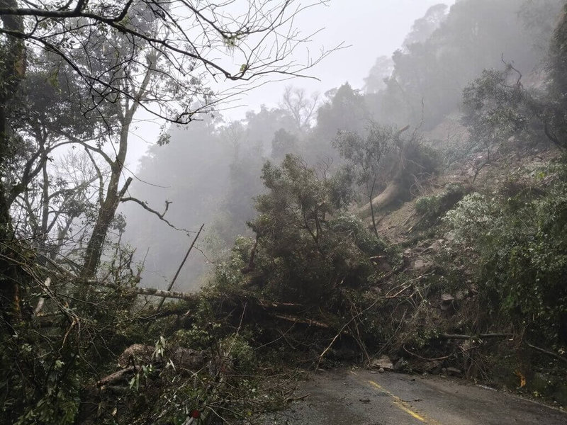 受東北季風、連日降雨影響，台7甲線中橫公路宜蘭支線35.9公里處（宜蘭縣大同鄉米摩登路段）2日發生坍方阻斷，公路局東區養護工程分局獲報後已進駐搶修。（公路局提供）中央社記者沈如峰宜蘭縣傳真　115年1月2日
