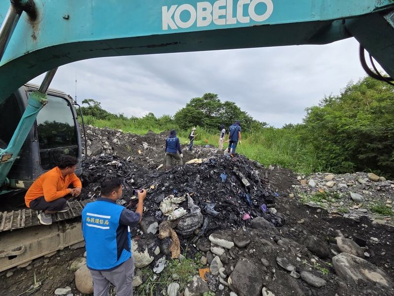 台中地檢署指揮台中市刑警大隊偵八隊等單位組成專案小組，破獲非法廢棄物集團橫跨南投、彰化、嘉義、雲林4縣市，非法傾倒廢棄物。（民眾提供）中央社記者趙麗妍傳真 115年1月2日