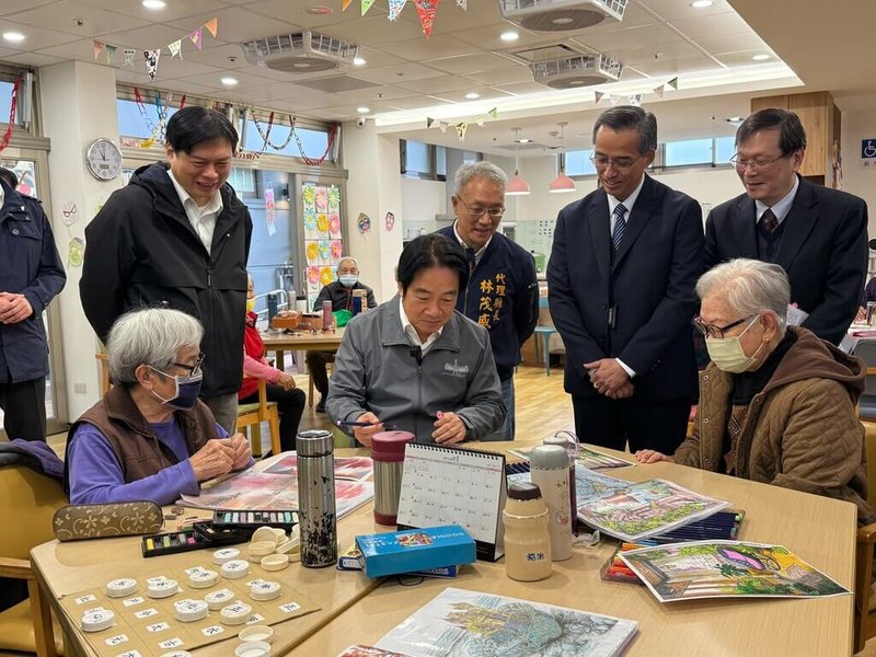 總統賴清德(前中)2日前往宜蘭縣三星鄉,參訪耕莘健康管理專科學校附設勁好園綜合長照機構,開心與銀髮族互動。(民眾提供)中央社記者沈如峰宜蘭縣傳真 115年1月2日