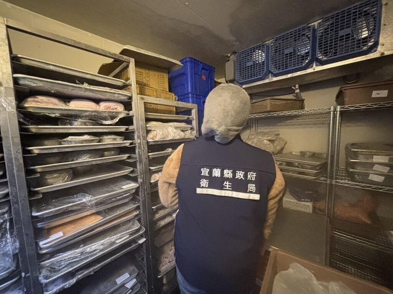 有民眾在社群貼文稱到蘭城晶英酒店用餐，在牛肉發現異物。宜蘭縣衛生局2日派員前往稽查未看到異物，但發現天花板出風口髒污，冷藏櫃部分食材未完整包覆等缺失，已開立限期改善通知單。（宜蘭縣衛生局提供）中央社記者沈如峰宜蘭縣傳真　115年1月2日