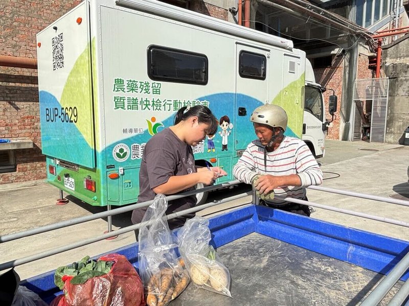 農糧署為提供消費者安全蔬果產品，應用「質譜快速篩檢技術」，在產地輔導農民自主檢驗，提倡檢驗合格再上市，民國112至114年共檢測8萬1490件；農糧署115年將進一步擴大規劃，提高檢驗量能至5萬件。（農糧署提供）中央社記者汪淑芬傳真　115年1月2日