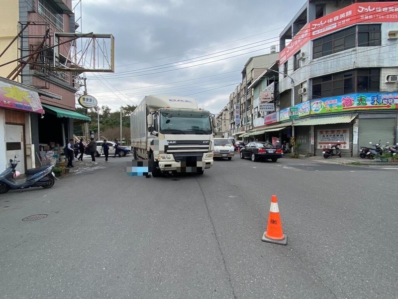 屏東縣屏東市博愛路、廣東路口2日下午發生大貨車右轉時碰撞機車車禍，女騎士倒地遭輾、當場死亡，恐是因大車視線死角釀禍，確切肇因仍待釐清。（屏東縣政府警察局屏東分局提供）中央社記者黃郁菁傳真　115年1月2日