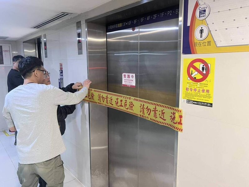 台中大遠百1日晚間再度發生電梯故障情形，台中市都發局2日表示，鑑於該分店2025年曾發生多起電梯公安事件，已要求業者針對全館18台電梯進行全面性公安盤查，釐清是否存在系統性或管理維護疏失。（台中市政府提供）中央社記者趙麗妍傳真　115年1月2日