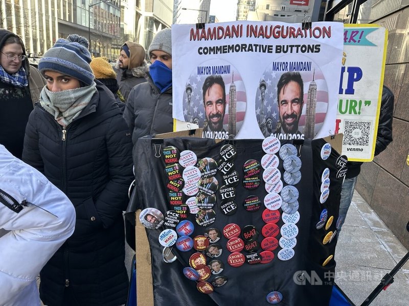 新任紐約市長曼達尼（Zohran Mamdani）今天在市政廳外舉行公開就職與慶祝儀式，吸引大批人潮與小販。中央社記者廖漢原紐約攝　115年1月2日