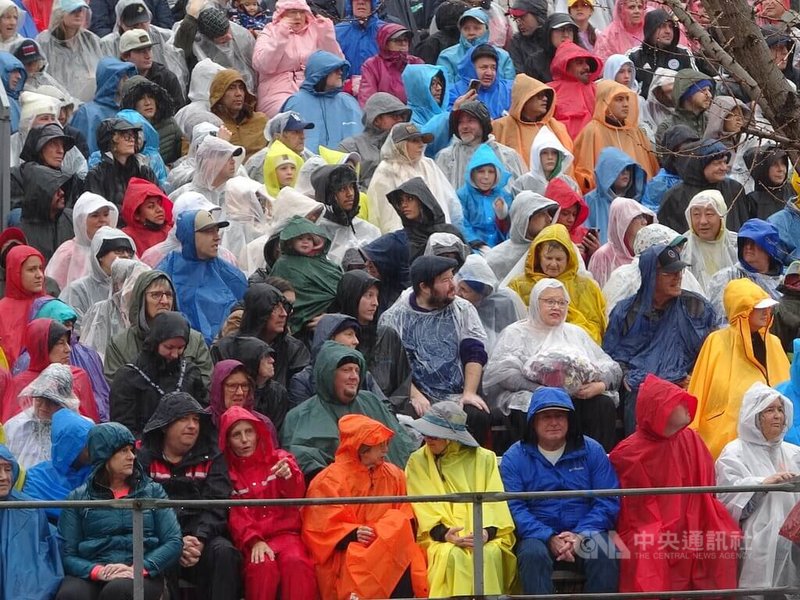 美國元旦盛會玫瑰花車遊行在雨中舉行，觀眾席上形成色彩繽紛的「雨衣海」。中央社記者林宏翰洛杉磯攝 115年1月2日