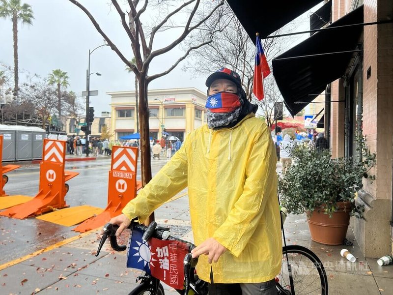 旅居美國35年、來自香港的David Cheung每年帶著一身中華民國國旗觀看玫瑰花車遊行。他受訪表示，希望中華民國在台灣的發展受到更多關注。中央社記者林宏翰洛杉磯攝 115年1月2日