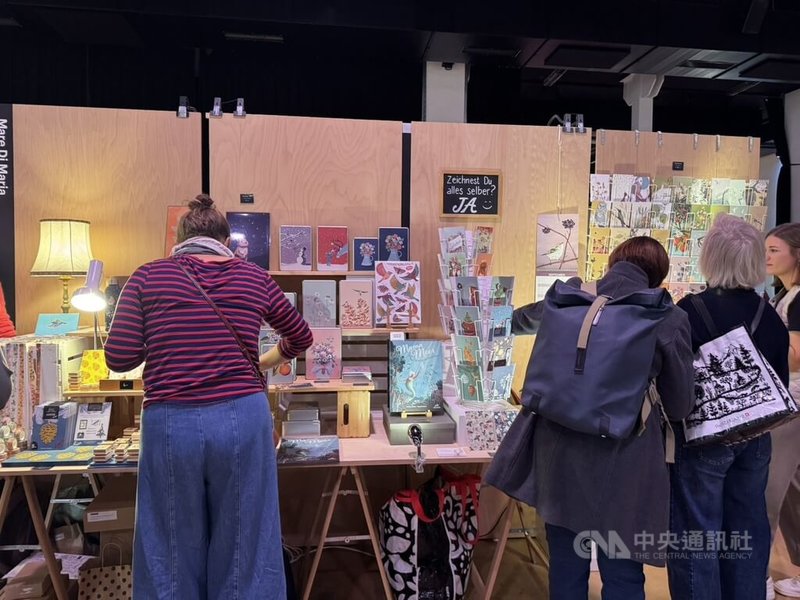 根據瑞士研究，87%的跟蹤騷擾案件受害者為女性，且約41%的案件的加害者是前伴侶。除一般生活的騷擾外，網路社群也成為受害範圍。圖為瑞士聖誕市集。（示意圖）中央社記者郭芳君蘇黎世攝　115年1月2日