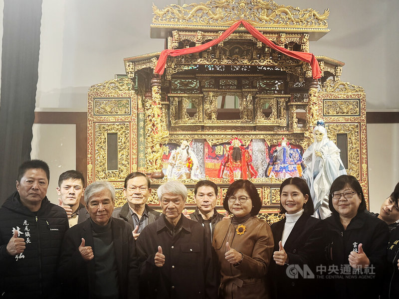 為紀念布袋戲「通天教主」黃海岱大師126歲冥誕，雲林縣文化觀光處2日舉辦「2026雲林布袋戲日暨傳藝之魂：黃海岱與戲偶之道」開展記者會，雲林縣長張麗善（前右3）、黃海岱的兒子黃逢時（前左3）、黃海岱孫子黃文章（前左2）等人出席。中央社記者姜宜菁攝　115年1月2日