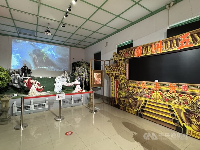 為紀念布袋戲「通天教主」黃海岱大師126歲冥誕，雲林縣府從即日起舉辦「傳藝之魂：黃海岱與戲偶之道」特展，一覽黃海岱珍藏手稿、傳統彩樓、佈景戲台（右）等物，呈現布袋戲從傳統到現代的多元風貌。　中央社記者姜宜菁攝　115年1月2日