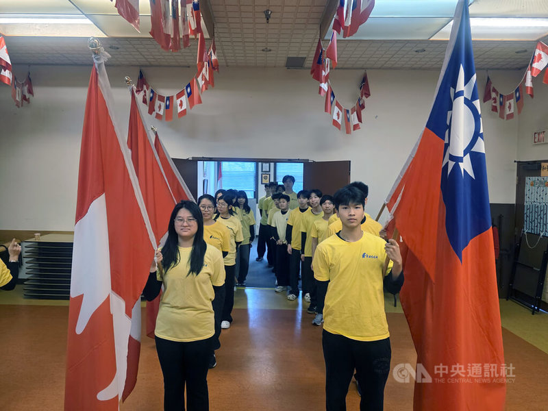 溫哥華年輕台裔二代掌旗和升旗，象徵世代傳承中華民國精神。他們對參與活動感到興奮和驕傲，樂意承擔更多愛護台灣的責任。中央社記者程愛芬溫哥華攝　115年1月2日