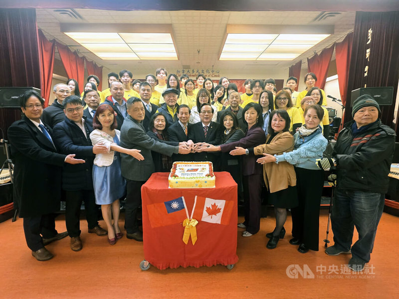 溫哥華僑胞參加中華民國115年元旦升旗典禮，並合切蛋糕，祝福國泰民安。中央社記者程愛芬溫哥華攝　115年1月2日