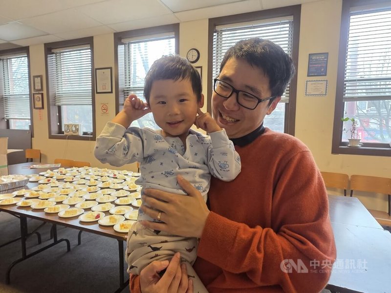 洪鈵翔（右）14歲隨父母移民加拿大，之後年年參與溫哥華升旗活動。他今年第一次帶著2歲多的兒子來參加，希望傳承這份歷史文化和責任。中央社記者程愛芬溫哥華攝　115年1月2日