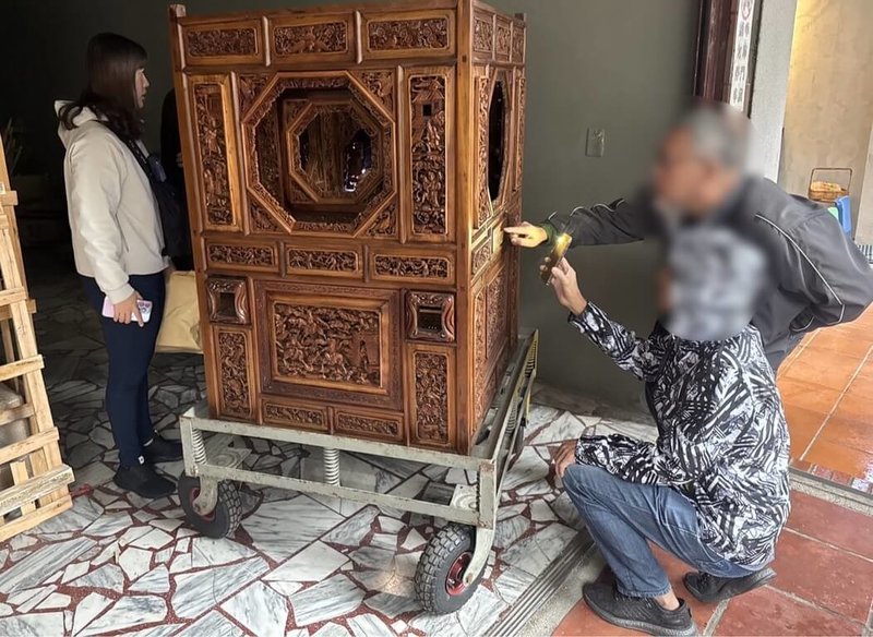 台南市鹽水區廣濟宮百年神轎送往桃園某間文創工作室檢修，事隔近3個月卻收到一頂全新神轎，警方搜索找回神轎，偵辦釐清中。（台南市警局提供）中央社記者張榮祥台南傳真 115年1月2日