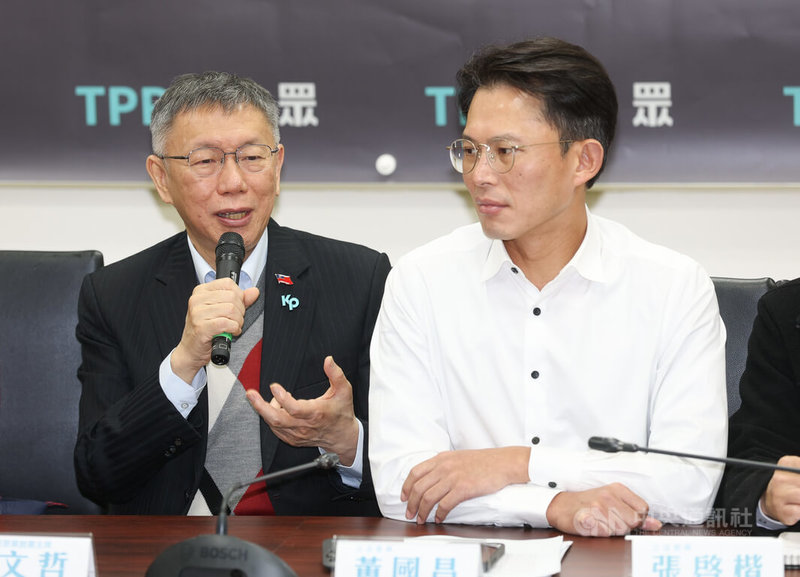 民眾黨立法院黨團2日舉行「新年新氣象 眾人作夥拚」記者會,前民眾黨主席柯文哲(左)與現任黨主席黃國昌(右)出席與會,並回應現場媒體提問。中央社記者謝佳璋攝 115年1月2日