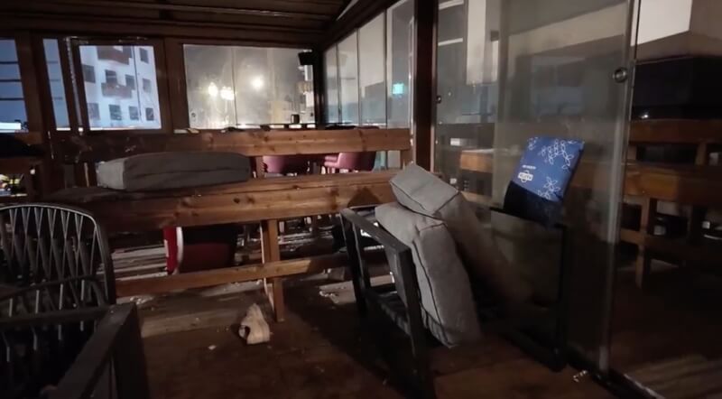 瑞士滑雪勝地克蘭蒙丹納星座酒吧1日凌晨發生火災。圖為大火發生後，酒吧內物品散落一地。（Police Cantonale Valaisanne via 美聯社）