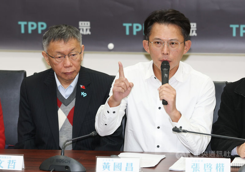 前民眾黨主席柯文哲(左)與現任黨主席黃國昌(右)2日在民眾黨立法院黨團出席「新年新氣象 眾人作夥拚」記者會,報告黨團工作重點。中央社記者謝佳璋攝 115年1月2日