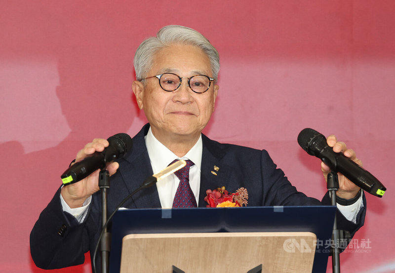 新光人壽、台新人壽合併茶會2日在新光人壽保險摩天大樓舉行，台新新光金控董事長吳東亮（圖）出席致詞，指出2家人壽合併「是必要且關鍵」的過程。中央社記者張新偉攝　115年1月2日