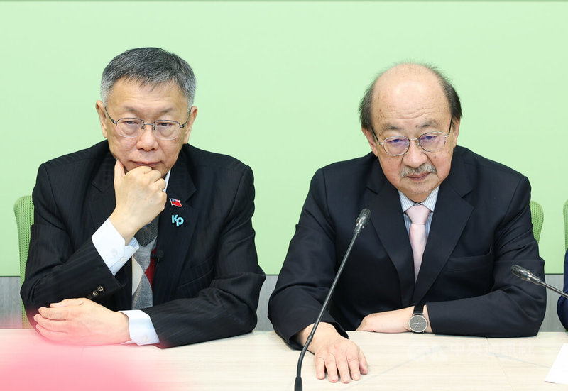 前民眾黨主席柯文哲（左）2日赴立法院，下午拜會民進黨立法院黨團，和黨團總召柯建銘（右）就人工生殖法、總預算案等議題交換意見。中央社記者謝佳璋攝　115年1月2日