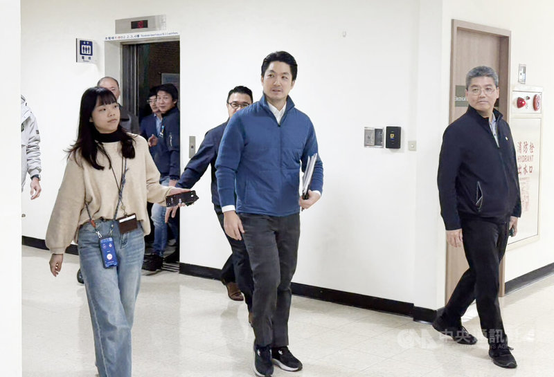 傳台北市長蔣萬安（中）核心幕僚曾試圖將涉共諜案的林岳龍安排入市府，蔣萬安2日表示，完全沒這件事。中央社記者陳昱婷攝 115年1月2日