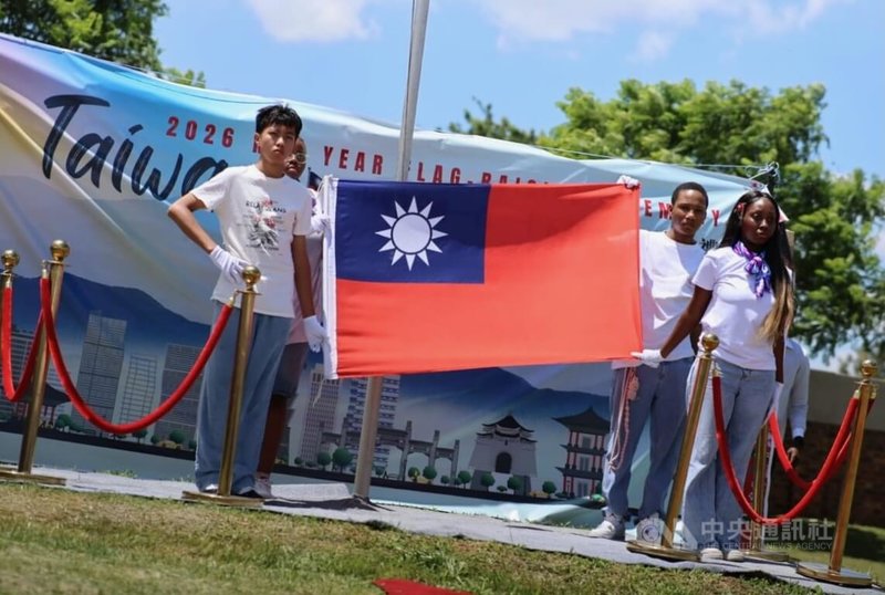 南非僑界元旦升旗典禮中，多元背景的年輕世代擔任旗手，參與中華民國國旗升旗儀式，呈現新世代參與公共事務與跨文化交流的活力。中央社記者李依璇約翰尼斯堡攝　115年1月2日