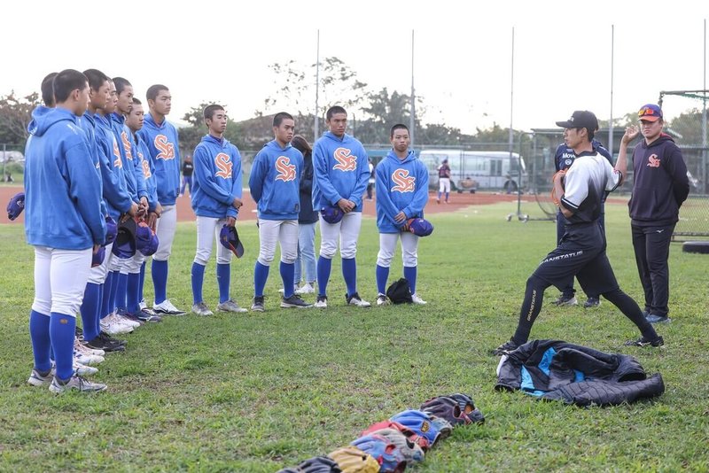 台灣棒球育才協會舉辦6場棒球交流營，其中一站邀請官大元（右2）等講師群指導桃園市壽山高中球員。（台灣棒球育才協會提供）中央社記者蘇志畬傳真　115年1月2日