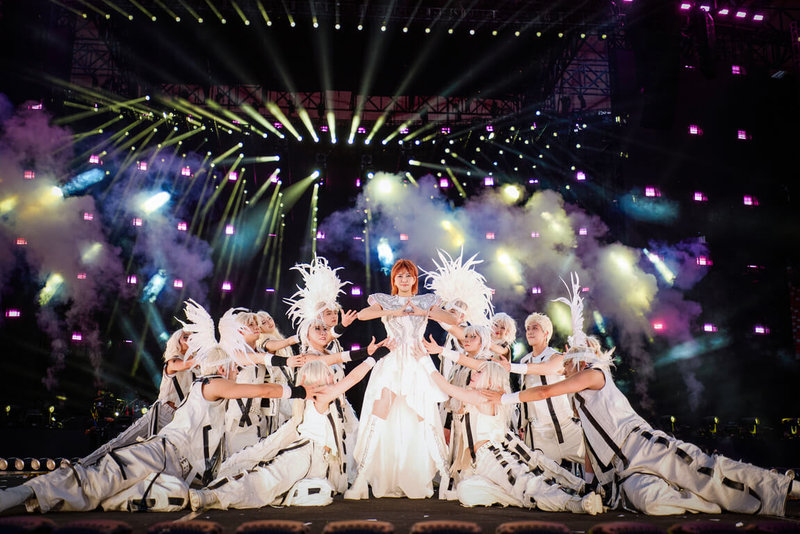 歌手孫燕姿（中）今年上半年將在台北開唱，2日也宣布將於3月登上香港啟德主場館舉行演唱會。（Make Music提供）中央社記者王心妤傳真　115年1月2日