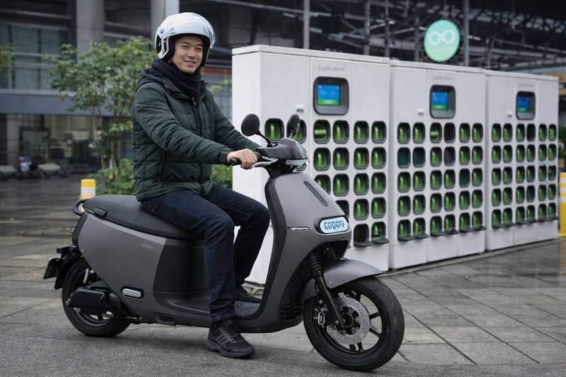 桃園市環保局2日公告115年電動機車補助計畫，新增「外送騎士」與「守望相助隊」加碼方案，最高補助金額可達新台幣4萬4000元。（桃園市環保局提供）中央社記者葉臻傳真　115年1月2日