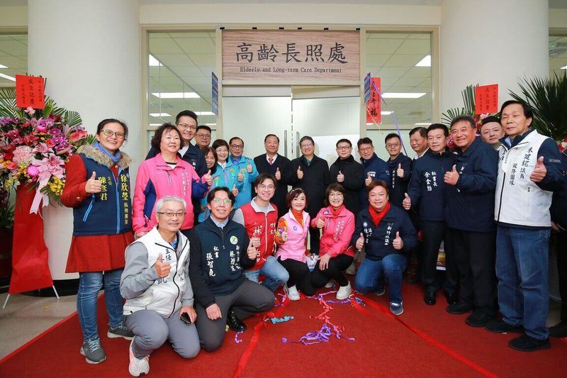新竹縣政府整合長照管理中心及社會處相關業務，新成立「高齡長照處」，由縣長楊文科（立者右9）等人共同揭牌，將讓長者受到全方位、更完整的團隊照顧。（新竹縣政府提供）中央社記者郭宣彣傳真　115年1月2日