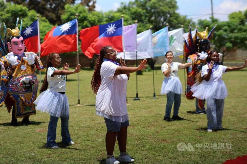 南非僑界1日舉行元旦升旗典禮，中華民國國旗與南非僑團會旗隨風飄揚，南非青少年以電音三太子舞曲等表演帶動現場氣氛。中央社記者李依璇約翰尼斯堡攝　115年1月2日