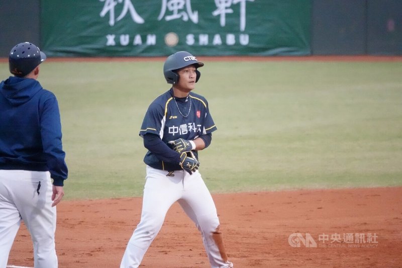 114學年度大專棒球聯賽（公開一級）8強複賽2日登場，中信科大與崑山科大鏖戰到延長賽13局才分勝負，由中信科大以13比12搶勝，其中江孟軒（中）單場3安，獲選MVP。中央社記者謝靜雯攝　115年1月2日