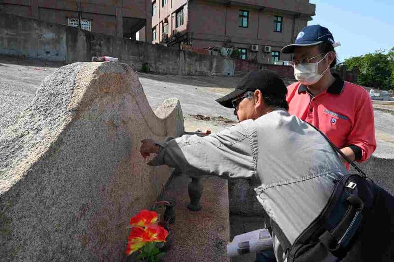 金門傳統聚落和田野間常見古代墳墓見證金門歷史變遷，金門縣文化局推動古墓普查計畫，分鄉鎮逐年完成歷代古墓普查建檔。圖為古墓普查團隊調查情形。（金門縣文化局提供）中央社記者吳玟嶸傳真　115年1月2日