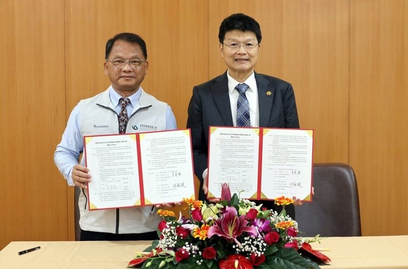 國立嘉義大學與林業及自然保育署嘉義分署2日由嘉大校長林翰謙（右）、分署長李定忠（左）代表簽教學研究暨建教合作協定，攜手推動生態保育、永續發展等。（嘉大提供）中央社記者黃國芳傳真　115年1月2日