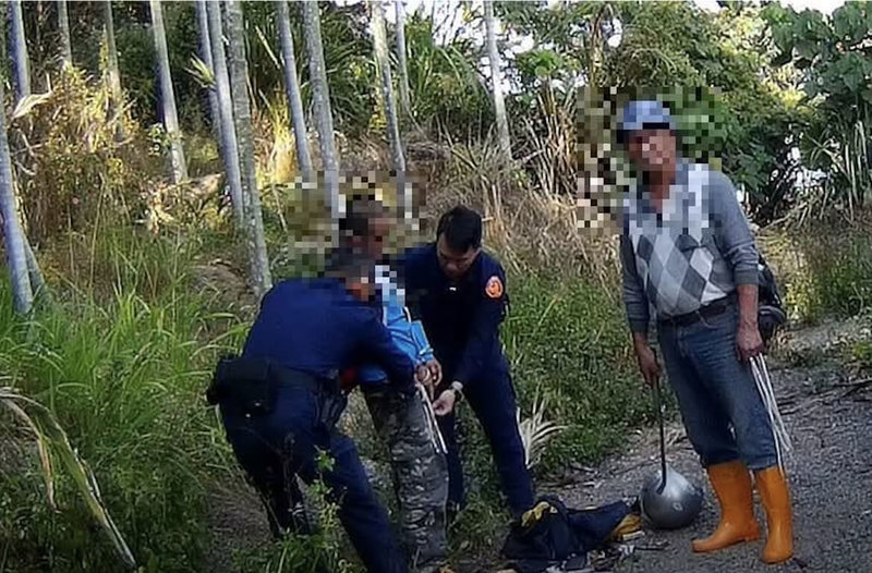 南投警方日前獲報草屯鎮1間農舍發生竊盜案，員警趕抵現場時，竊嫌已被農民制伏在地，詢問農民得知，黃男闖入農舍欲竊取財物，只偷到1把空氣長槍即被制伏，被依強盜罪等送辦。（警方提供）中央社記者吳哲豪傳真 115年1月2日