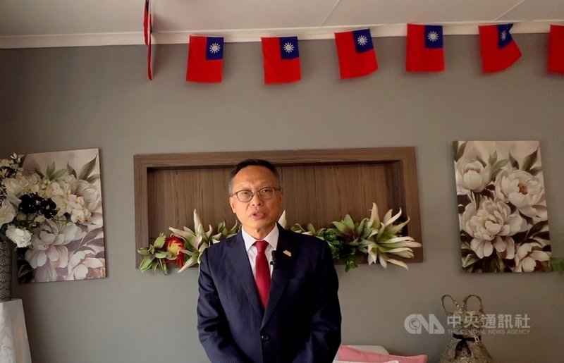 駐南非代表廖文哲表示，我方已回復南非政府並建議改於本年1月進行協商，目前日期還未確定；代表處將持續釋出善意，與南非政府保持溝通。中央社記者李依璇約翰尼斯堡攝　115年1月2日