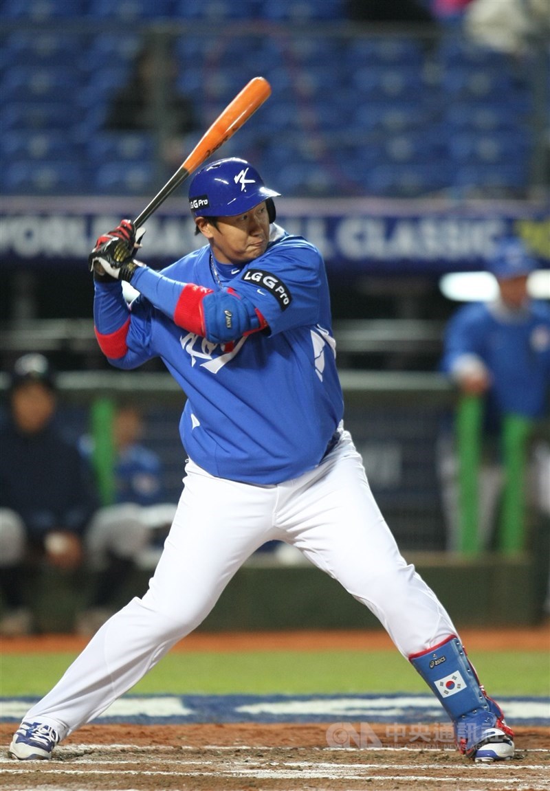 中職中信兄弟球團2日正式公告，將邀請韓國傳奇球星李大浩擔任春訓期間的客座打擊教練。圖為李大浩2013年世界棒球經典賽來台出賽畫面。（中央社檔案照片）