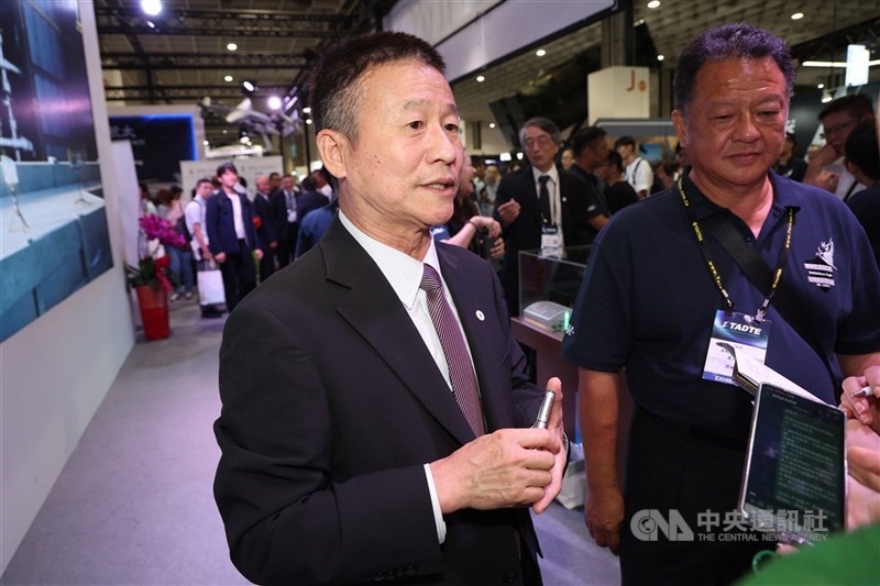 (圖左為漢翔董事長曹進平 )。(中央社檔案照片)