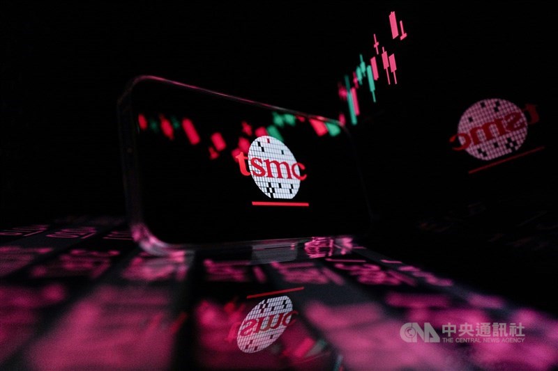 台股今天漲386.21點，收在29349.81點，創收盤新高，並站上29000點整數關卡，盤中高點29363.43點也是歷史新高；台積電漲35元，再創1585元天價；圖為台股示意圖。（中央社檔案照片）