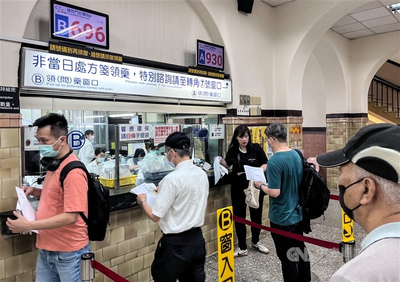 圖為醫院領藥人潮。 （中央社檔案照片）