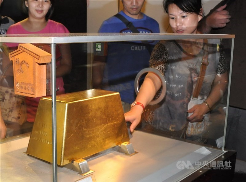 台銀預測國際金價有機會挑戰歷史新高。圖為黃金博物館的鎮館之寶「大金磚」。（中央社檔案照片）