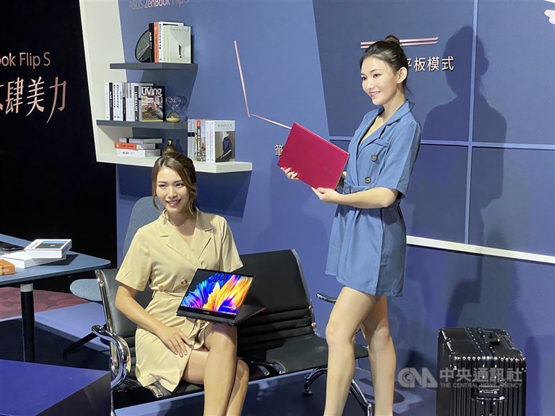 圖為電腦品牌廠華碩發表輕薄筆電。 （中央社檔案照片）
