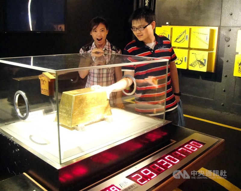 台銀預測國際金價有機會挑戰歷史新高。圖為黃金博物館的鎮館之寶「大金磚」。(中央社檔案照片)