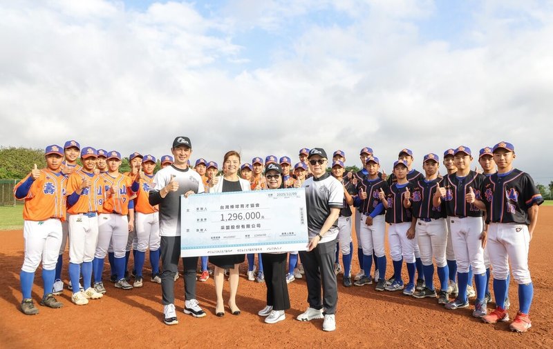 由統一獅教練高志綱（左）擔任理事長的台灣棒球育才協會舉辦棒球交流營，采盟股份有限公司捐贈129萬6000元協助推廣基層棒球運動。（台灣棒球育才協會提供）中央社記者蘇志畬傳真　115年1月2日