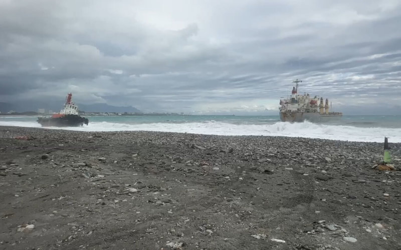 巴拿馬籍散裝船「通鴻」及花蓮港拖船1日下午雙雙擱淺於花蓮化仁沙灘，航港局調派攔油索及吸油棉現場待命。航港局2日說明，經協調前來救援的大型拖輪已抵達，正在研議可行的安全拖救方式。（民眾提供）中央社記者張祈傳真 115年1月2日