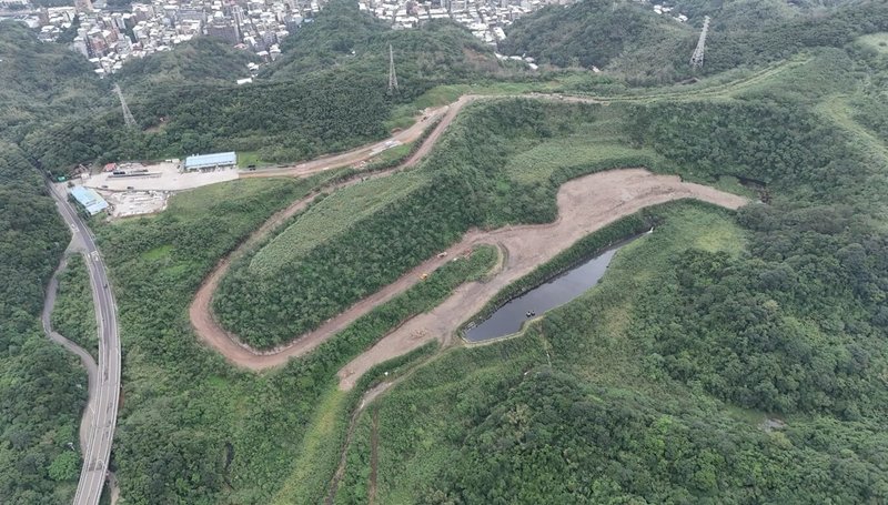 位於基隆市信義區的月眉土資場（圖）於民國111年底取得復營運許可，市府考量地方關切事項，業者已有改善措施，有限度同意重啟收容，初期每天通行車次由240下修為80，且須待興隆街道路修復後才可開始。（基隆市政府提供）中央社記者王朝鈺傳真 115年1月2日