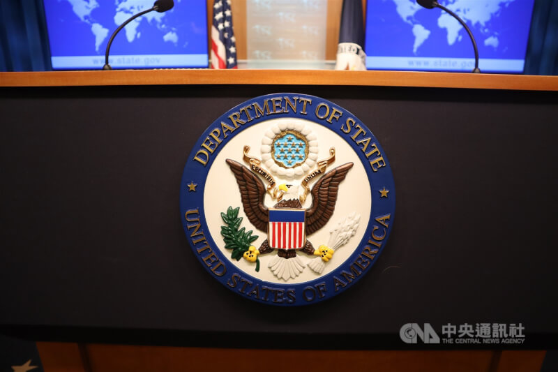 中共日前軍演，美國國務院1日敦促北京克制，停止對台灣施加軍事壓力。圖為美國國務院簡報室講台。（中央社檔案照片）