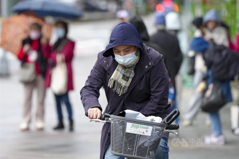 強烈大陸冷氣團來襲，台北市有單車騎士穿起厚外套、戴上圍巾保暖。中央社記者鄭清元攝　115年1月2日