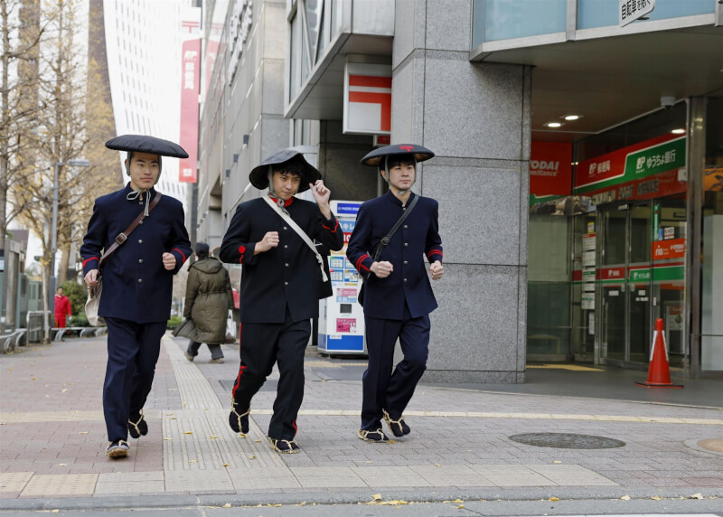 東京郵差身穿昭和時代的制服，啟程遞送賀年卡。（共同社）