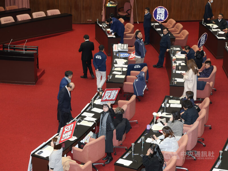 立法院會2日通過台灣民眾黨立法院黨團113年10月提案，對行政院長卓榮泰有未依法編列預算等4大缺失，提出譴責。雖然民進黨立委反對，仍不敵藍白人數優勢，最終表決通過。中央社記者謝佳璋攝 115年1月2日